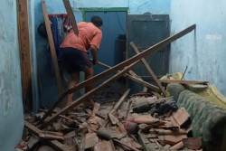 Dampak Gempa Batang, Sejumlah Bangunan Rusak