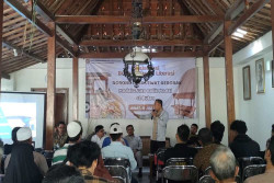 BEDAH BUKU: Baca Buku Tak Harus Tema yang Berat, Tema Ringan Juga Banyak Manfaat