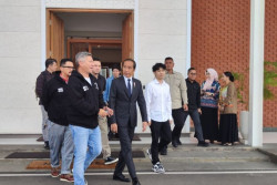 Jokowi Ajak Pesohor Tanah Air untuk Meninjau Pembangunan IKN