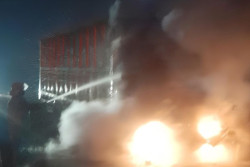 Kecelakaan di Tol Tangerang-Merak: Truk Boks Terbakar Usai Tabrak Pembatas Jalan