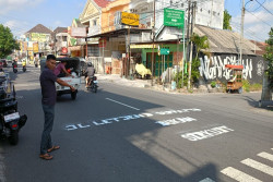 Pengendara Sering Ngebut, Jalan Letjend Suprapto Jogja Ditulisi 'Bukan Sirkuit'