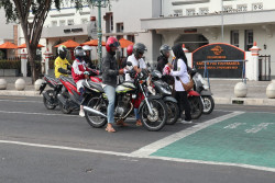 Jelang Hari Kemerdekaan, 1.945 Bendera Dibagikan ke Pengguna Jalan di Jogja