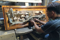 Hebat! Warga Srandakan Bantul Ini Ubah Sampah Kayu Jadi Lukisan 3 Dimensi