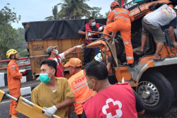 Dua Truk Adu Banteng di Jalan Deandles, Pengemudi dan Penumpang Luka-luka