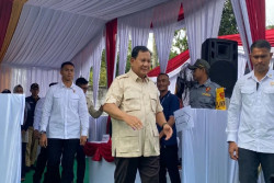 Potret Presiden Prabowo Gunakan Hak Suaranya di TPS 008 Hambalang Bogor