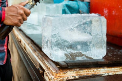 Produksi Es Balok di Pabrik Es Portabel Girisekar Pakai Air Reverse Osmosis dan Garam