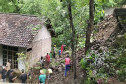 Pohon Tumbang, Tanah Bergerak Sampai Banjir Luapan Air Terjadi di Bantul Usai Diguyur Hujan Sepanjang Hari