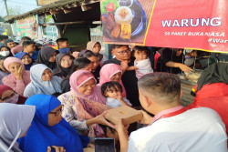 54.000 Paket Berbuka di 36 Kota! Warteg Gratis Alfamart dan WINGS Group Siap Temani Kaum Duafa di Ramadan 2025