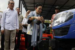 Ketua Komisi IV DPR RI Serahkan Bantuan Alsintan ke Petani di Bantul, Dorong Peningkatan Produksi Padi