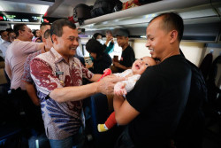 Dari Stasiun Pasar Senen Jakarta, Ahmad Luthfi Kembali Lepas Ribuan Orang Mudik Gratis