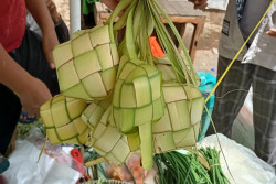 Pembeli Kulit Ketupat Berkurang, Ini Penyebabnya Versi Pedagang
