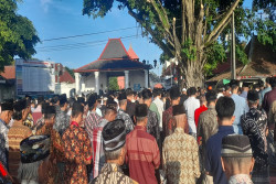Ribuan Umat Muslim Padati Masjid Gedhe Kauman untuk Salat Idulfitri