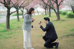 Romantis, Luna Maya Dilamar di Taman Bunga Sakura