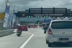 Emak-Emak Naik Motor Nekat Ingin Masuk Tol Joglo di Prambanan