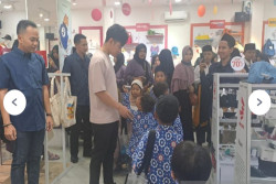 Gibran Ajak Anak-Anak Panti Asuhan di Solo Berbelanja Baju Lebaran