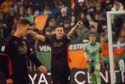 Inter Milan Mau Jay Idzes, Venezia FC Pasang Banderol Rp183 Miliar
