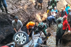 Evakuasi Korban Tanah Longsor di Jalan Raya Jalur Pacet-Cangar Mojokerto Dilanjutkan TNI AD