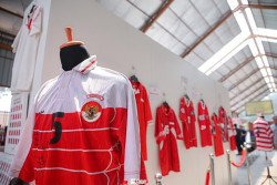 Merawat Cerita dari Jubah Perang Pemain Bola