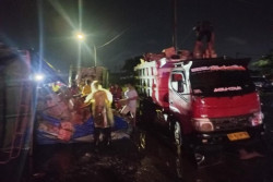 Truk Tronton Terguling di Dekat Perlintasan KA Jalan By Pass Klaten, Muatan Berhamburan