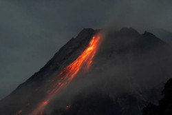 Gunung Kanlaon di Filipina Meletus, Semburkan Abu Setinggi 4 Kilometer