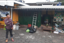 Warga Ngupasan Jogja Atasi Sampah dengan Karbonizer