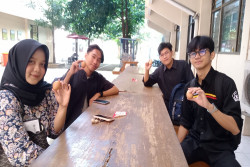 Bantu Tingkatkan Konsentrasi Selama UTS, Fapet UGM Bagikan Ratusan Telur Ayam Gratis Kepada Mahasiswa