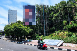 Satpol PP Bongkar Puluhan Reklame Melanggar Aturan