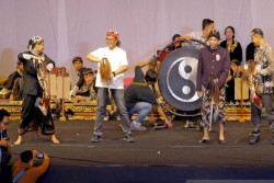Meriahkan Gelar Budaya, Bupati Temanggung Ikut Menari Jaran Kepang