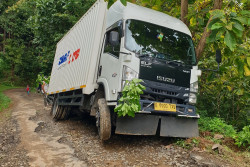 Jalan Tangkisan-Kokap Kulonprogo Rusak Parah, Truk Kargo Terjebak