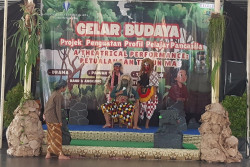 Ratusan Murid SMP Stella Duce 2 Jogja Pentaskan Kreasi Cerita Timun Mas