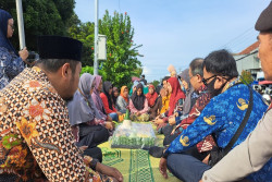 Belasan Pedagang Buah Pisang Depan RS Grhasia Pakem Direlokasi ke Pasar