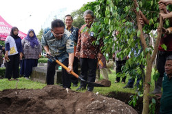 DPRD DIY Tanam Pohon Beringin sebagai Simbol Pelestarian Lingkungan