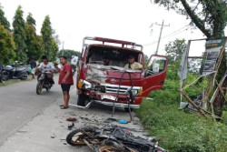 Melaju Zig-Zag, Pemotor Meninggal Setelah Tabrak Truk Tronton di Sragen