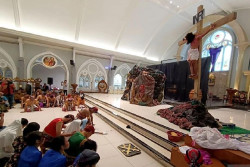 Visualisasi Jalan Salib di Gereja Ini Kental dengan Sentuhan Budaya Jawa