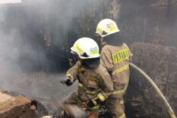 Kebakaran Landa 12 Rumah di Gambir, Satu Orang Luka Bakar