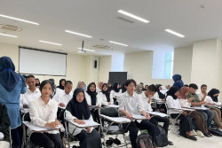 UTBK di Universitas Airlangga, Peserta Diwajibkan Ganti Alas Kaki untuk Mencegah Curang