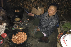 Mendiang Mbok Yem Pemilik Warung Tertinggi di Pulau Jawa: Jual Menu Mewah Harga Murah untuk Pendaki Gunung Lawu