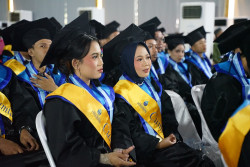 807 Mahasiswa UMBY Diwisuda, 64 Persennya Cumlaude