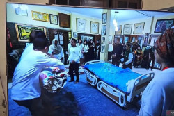 Prosesi Pemakaman Bunda Iffet Digelar di Markas Grup Musik Rock Slank, Pelayat Mulai Berdatangan