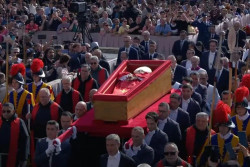 Saat Teriakan "Il Papa" dan "Papa Francesco" Mengiringi Pemakaman Paus Fransiskus