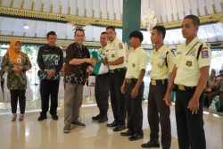 Petugas Keamanan dan Kebersihan di Kantor Pemkab Sleman Dapat Bantuan Paket Sembako