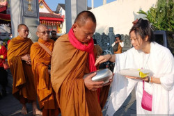 Waisak 2025, Puluhan Biksu Melakukan Pindapata Sebelum ke Borobudur