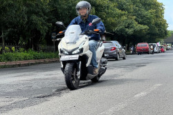 Tips Ala Honda Istimewa: Selalu #Cari_Aman Saat Melewati Jalan Berlubang