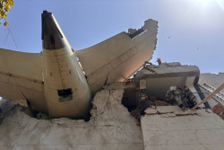 Detik-detik Pesawat Boeing Air India AI 171 Jatuh Menabrak Gedung, Tampak Kepulan Asap Tebal