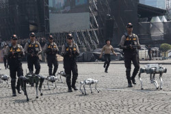 Polri Pamerkan Robot Anjing Berjalan untuk Perayaan Hari Bhayangkara