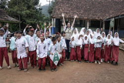 EIGER Junior Kirim 2.000 Tas Sekolah untuk Anak-anak di Pelosok Indonesia