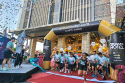 400 Pelari Rayakan Sewindu GRAMM HOTEL by Ambarrukmo Dalam GRAMM RUN 8K