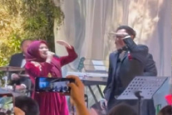 Aldi Bragi Berduet dengan Ikke Nurjanah Menyanyikan "Memandangmu" Setelah 18 Tahun Bercerai. Ada Rasa Canggung?