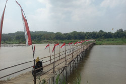 Saat Merah Putih Berkibar di Jembatan Sesek Kulonprogo