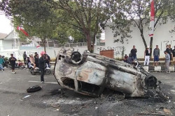 Demo Warga Pati Berakhir Anarkistis, Pagar Rusak hingga Mobil Terbakar